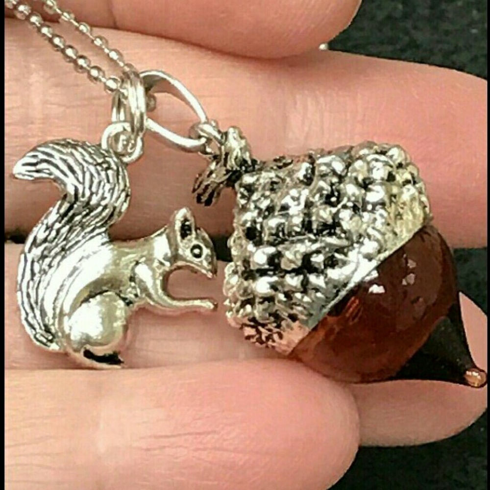 ✨️🐿 HANDCRAFTED SQUIRREL GLASS ACON TIBETAN SILVER NECKLACE CHARM 18"CHAIN ✨️ - Picture 1 of 4